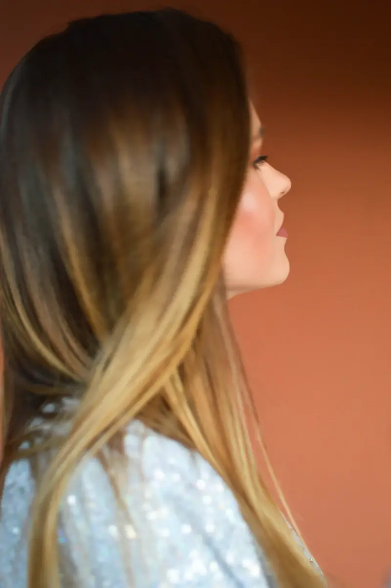 Cabelo liso com pontas claras, visto de lado