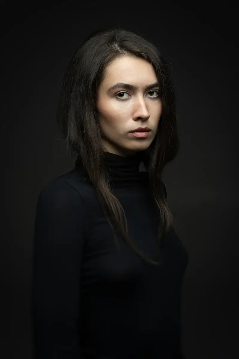Mulher com cabelo escuro, liso e muito comprido