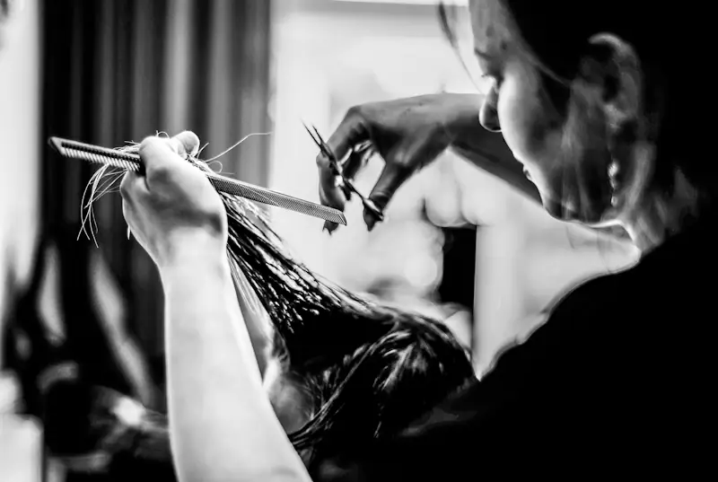 Cabeleireira cortando cabelo com pente e tesoura