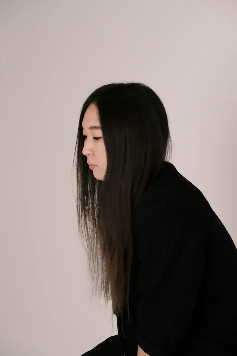 Mulher de perfil, com cabelo liso e comprido