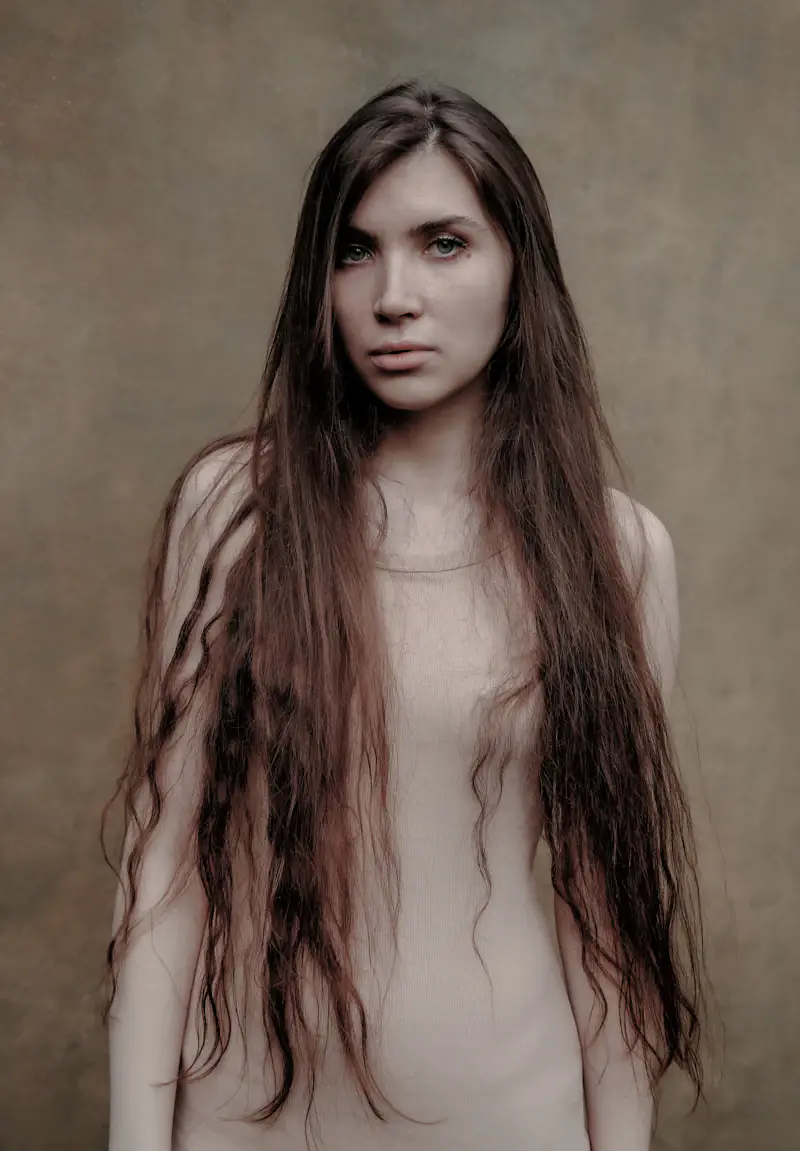 Mulher com cabelo ondulado, castanho e muito comprido